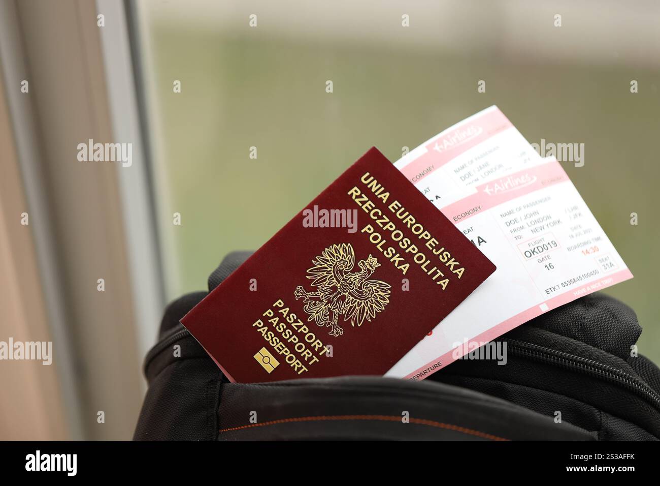 Passaporto della Polonia con biglietti aerei sullo zaino turistico da vicino. Concetto di turismo e viaggio. Passaporto della Polonia con biglietti aerei per turisti Foto Stock