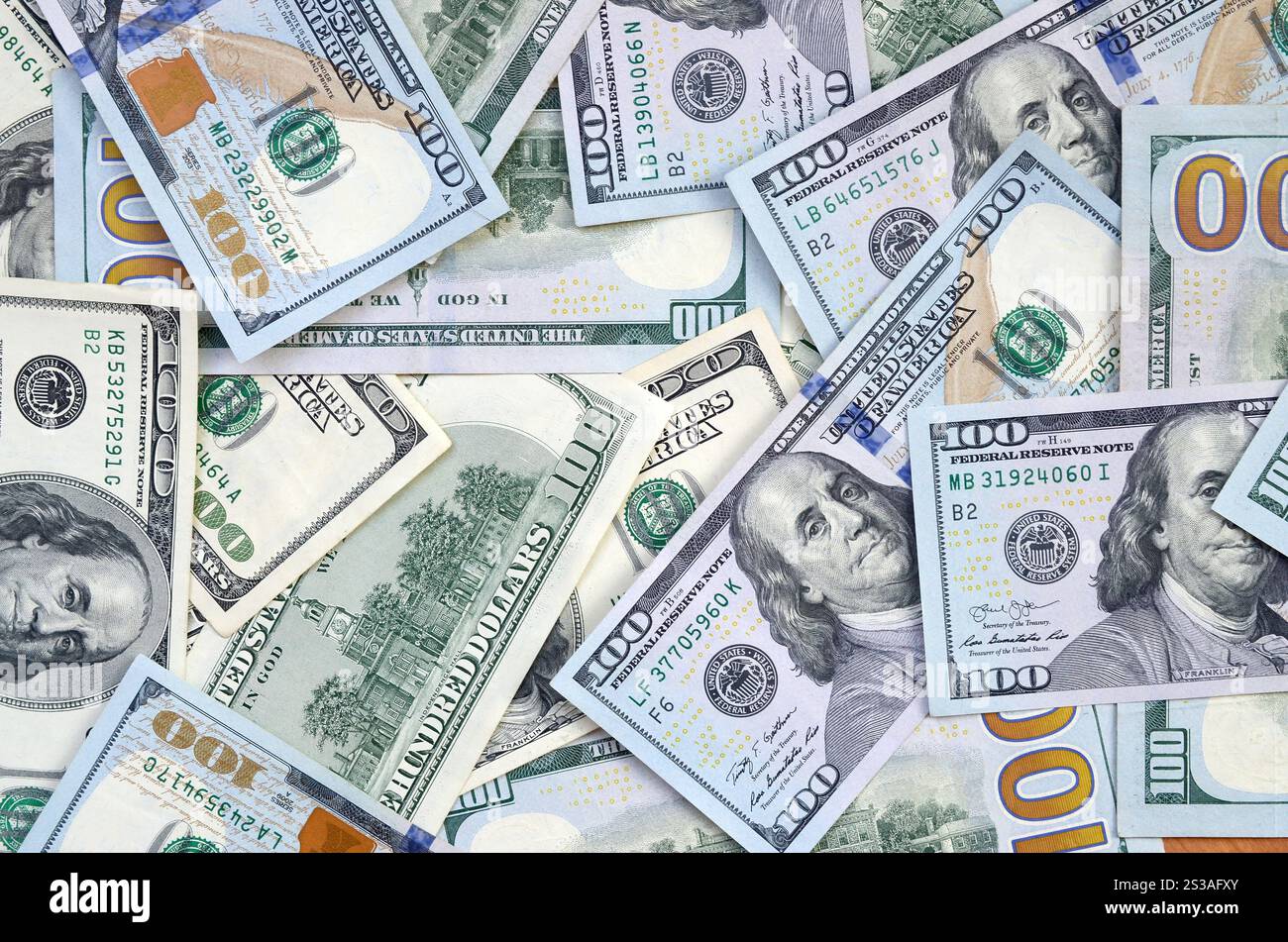 Vista dall'alto dello sfondo di banconote da cento dollari. Concetto di valuta statunitense e vita ricca. Consistenza di banconote in dollari americani. Vista dall'alto di uno Foto Stock
