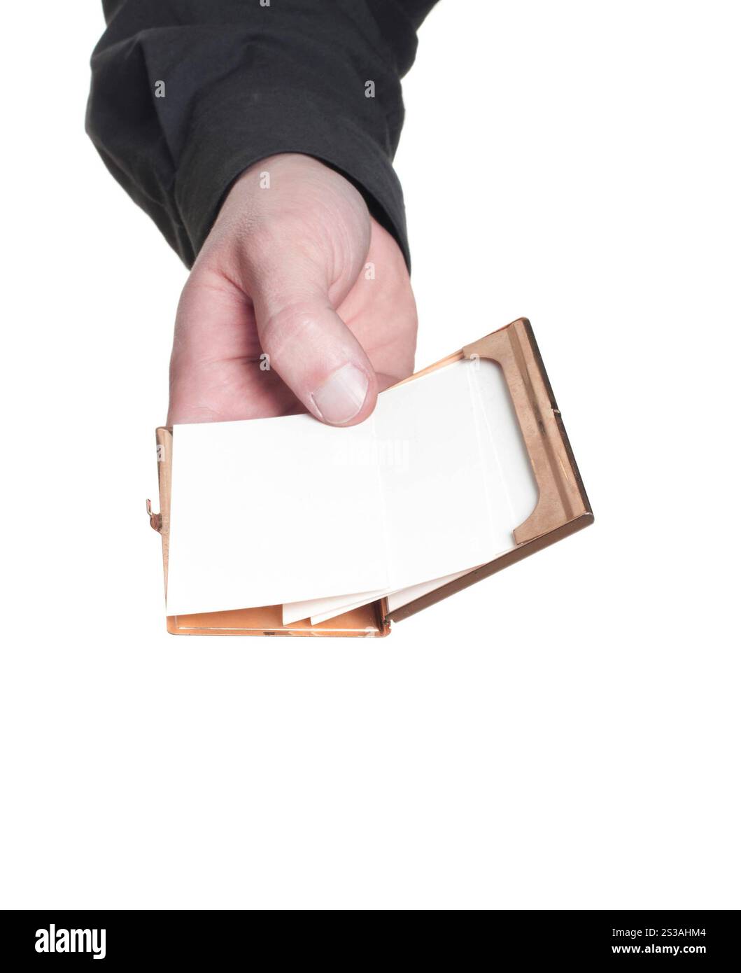 uomo che tiene le carte vuote isolate su sfondo bianco. uomo con carte vuote Foto Stock