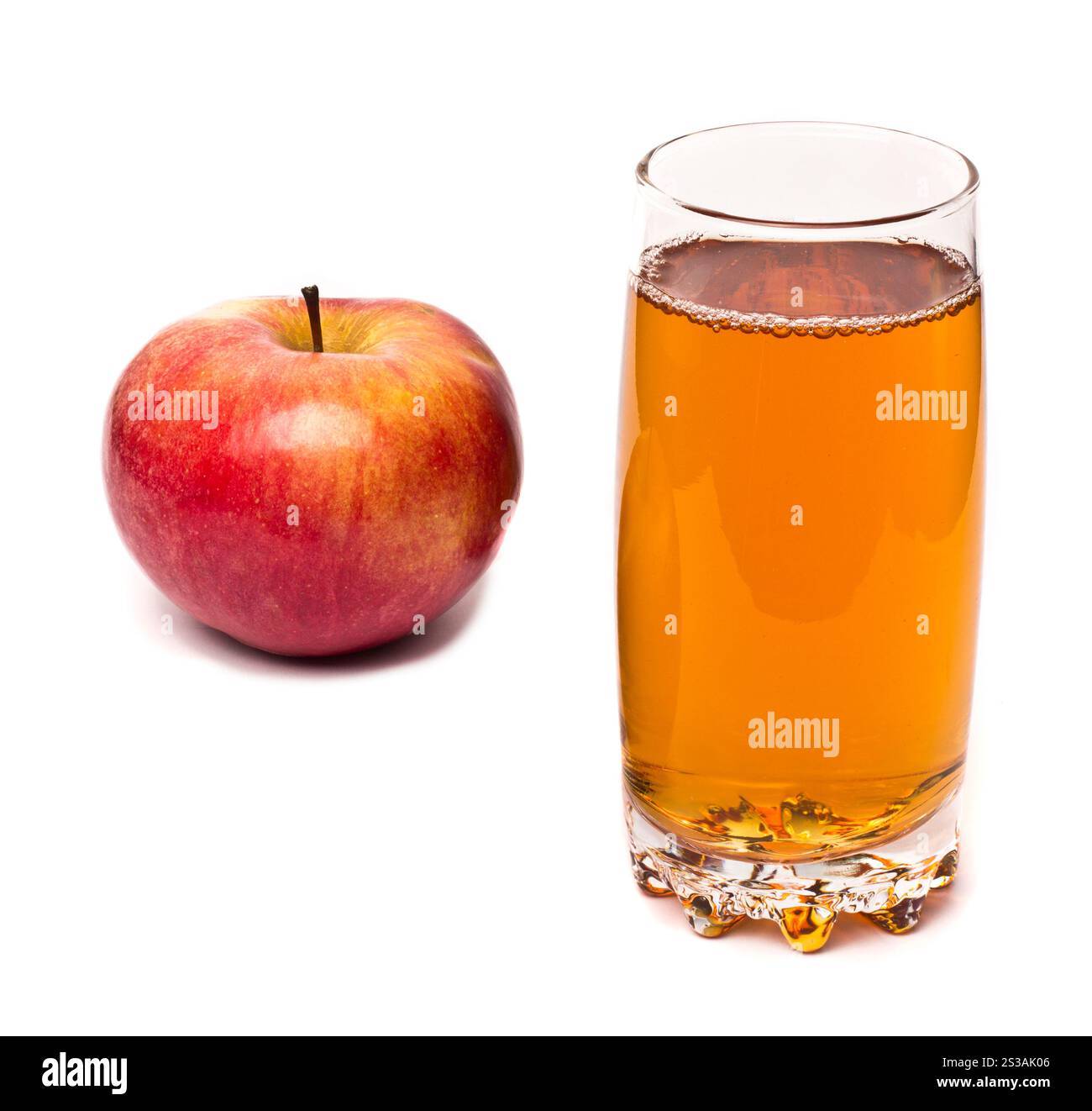 bicchiere di succo di mela e mele isolate su bianco Foto Stock