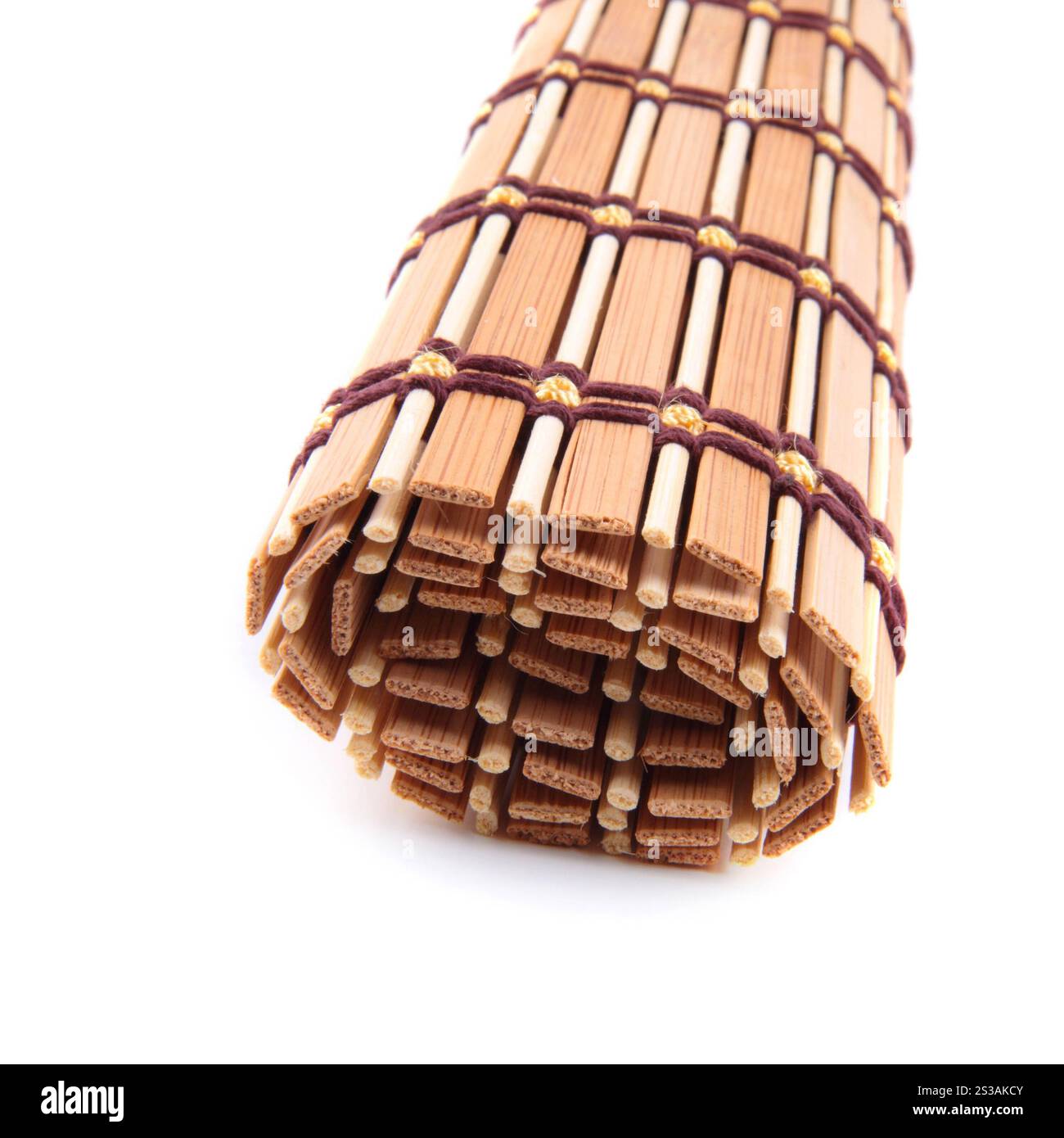 biancheria da letto piegata, tè in legno isolato su sfondo bianco. biancheria da letto ripiegata, tè in legno isolato Foto Stock