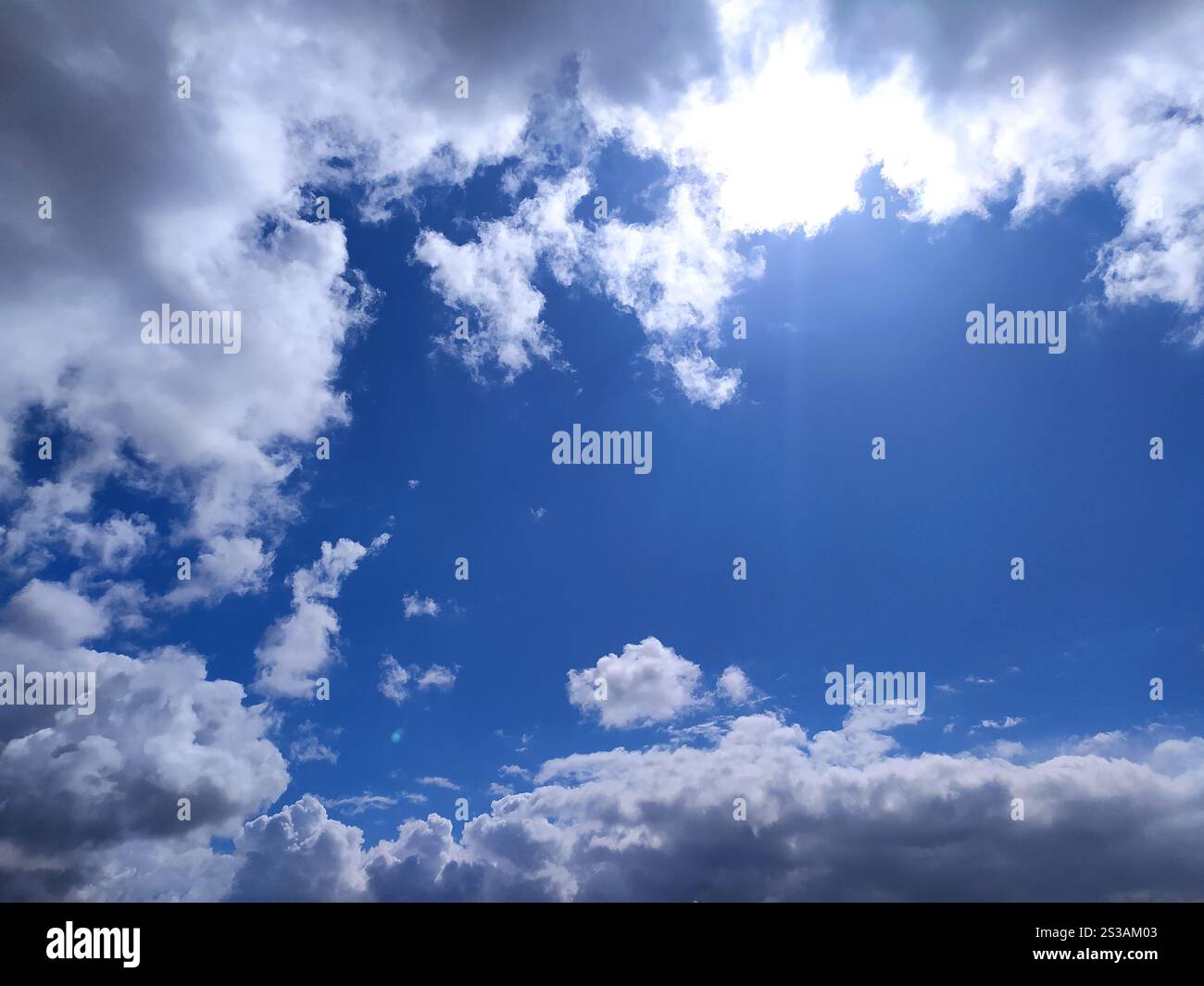 Cielo azzurro e nuvola bianca con sfondo naturale. Il sole splende di giorno in estate, meteorologia. Luce solare soffusa attivata Foto Stock