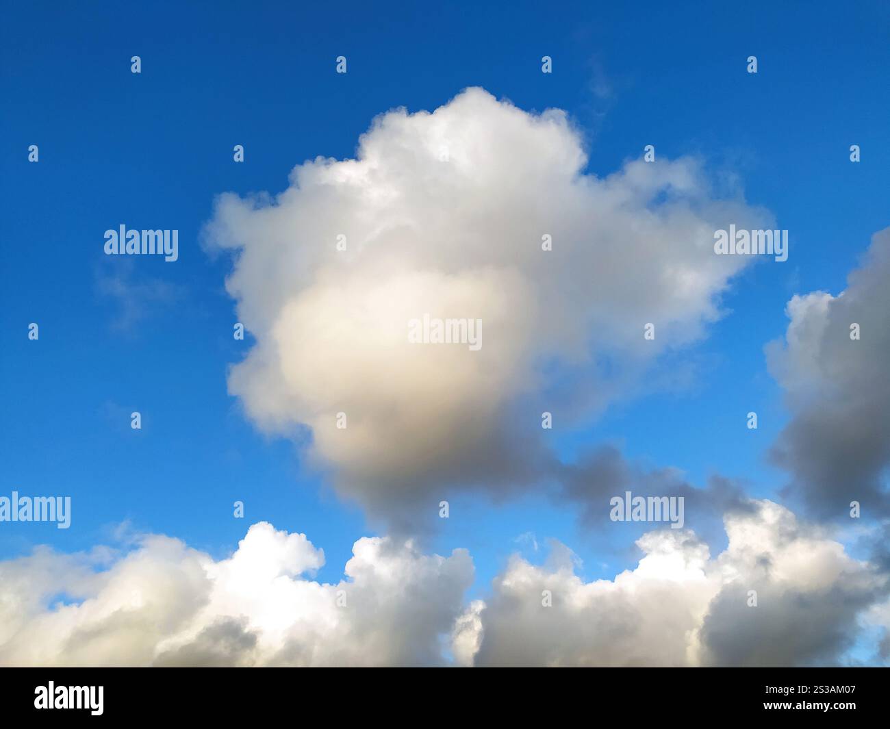 Cielo azzurro e nuvola bianca con sfondo naturale. Il sole splende di giorno in estate, meteorologia. Luce solare soffusa attivata Foto Stock