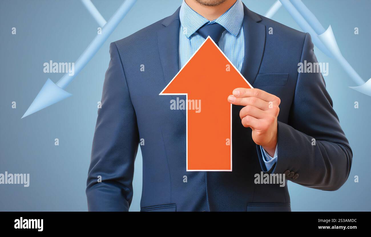 Un uomo d'affari con una tuta blu tiene una freccia arancione rivolta verso l'alto di fronte a lui. Sullo sfondo sono presenti più frecce blu rivolte verso il basso, Foto Stock