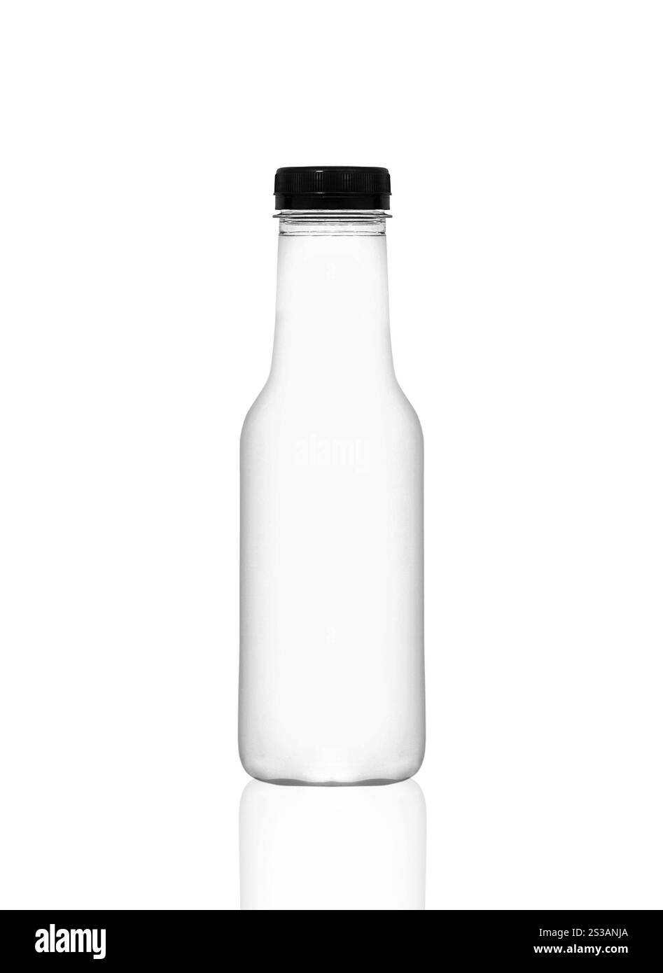 Flacone in plastica bianco per latte isolato su sfondo bianco. Bottiglia di plastica bianca per il latte Foto Stock