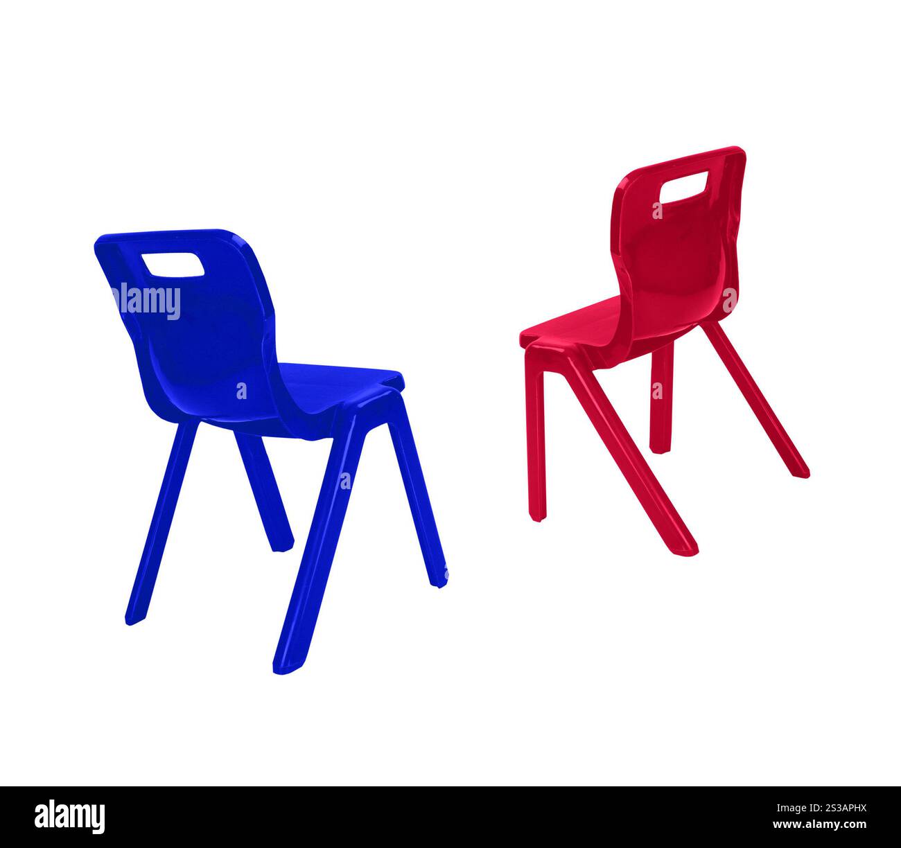 sedie di plastica rosse e blu. sedie di plastica rosse e verdi Foto Stock
