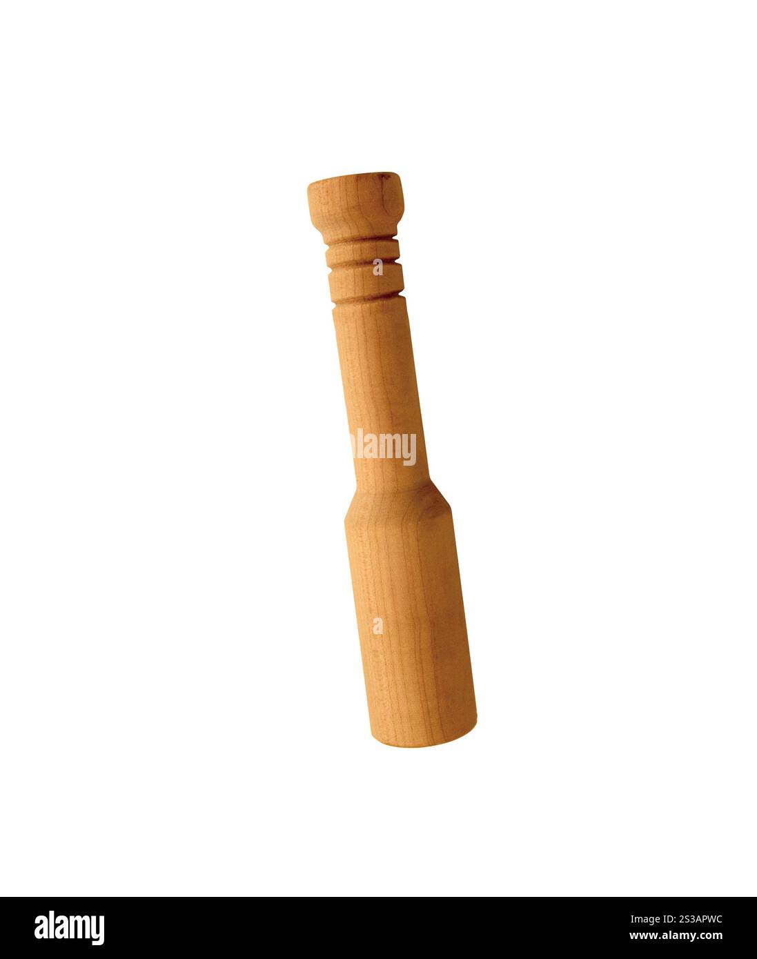 Mazzuolo di legno adagiato su un lato isolato su sfondo bianco. Mazzuolo di legno adagiato lateralmente Foto Stock