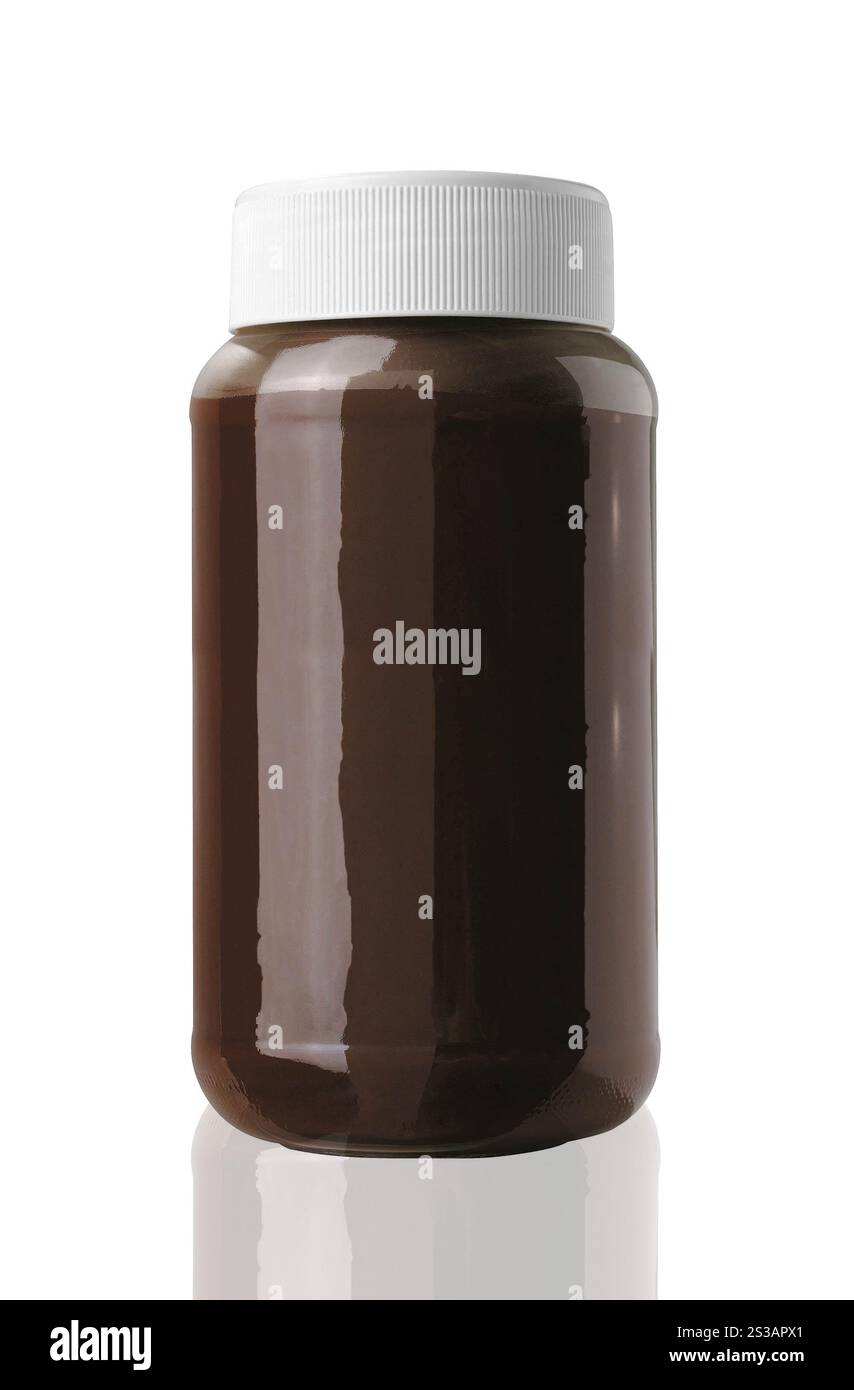 pasta di cioccolato in vaso isolata su fondo bianco. pasta di cioccolato in un recipiente Foto Stock