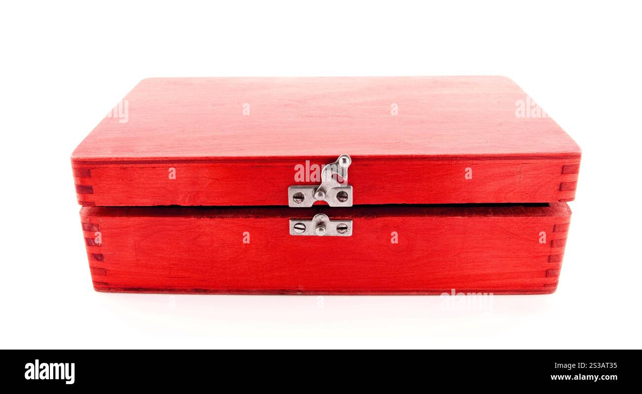 Cassa in legno vintage aperta isolata su sfondo bianco. Cassa in legno vintage aperta Foto Stock