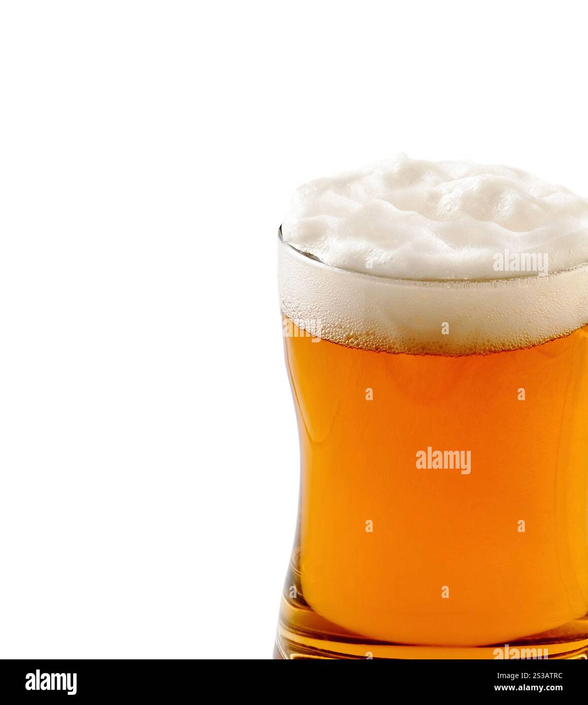 Tazza con birra su sfondo bianco. Tazza con birra Foto Stock