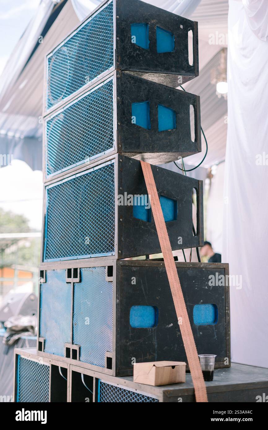 "Grandi sistemi audio disposti in modo ordinato, pronti per l'uso in occasione di eventi o concerti all'aperto Foto Stock