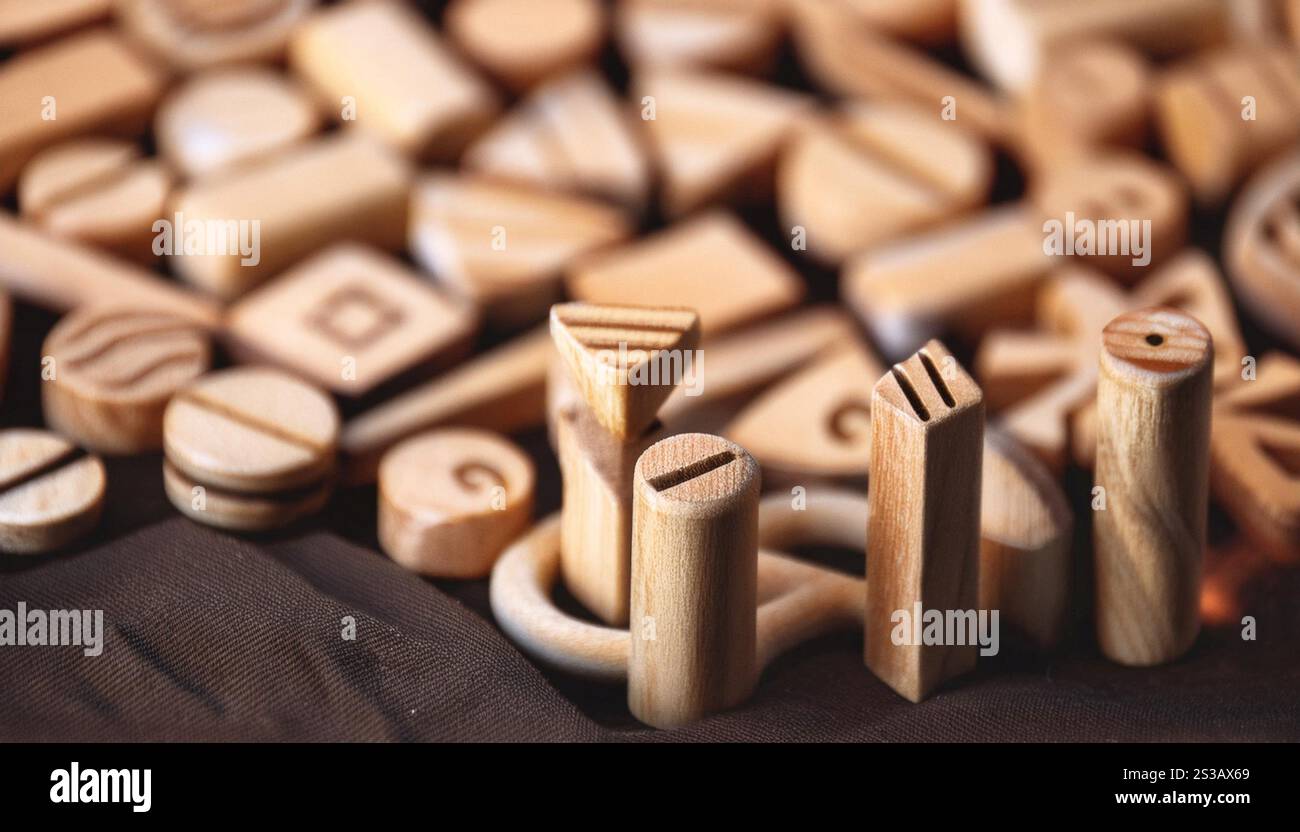 Primo piano di pittogrammi e simboli che rappresentano una comunicazione visiva semplificata, ideale per argomenti relativi al design, alle icone e al linguaggio visivo. Foto Stock