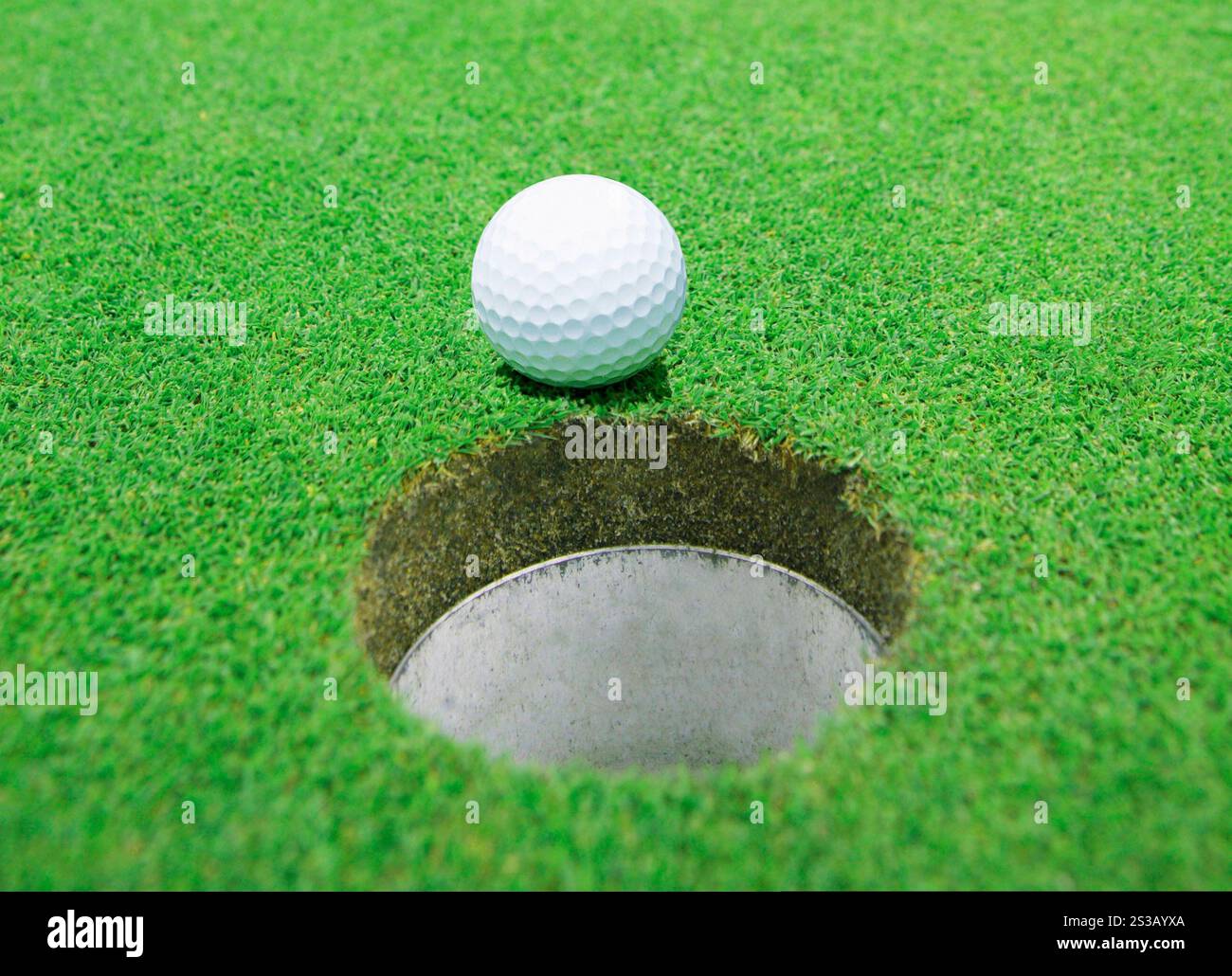 La palla al buco del campo da golf. sfera sul foro Foto Stock