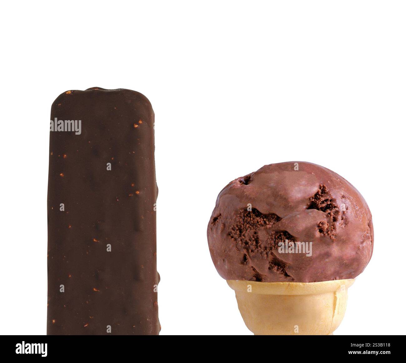 classico gelato al cioccolato isolato su sfondo bianco. classico gelato al cioccolato Foto Stock