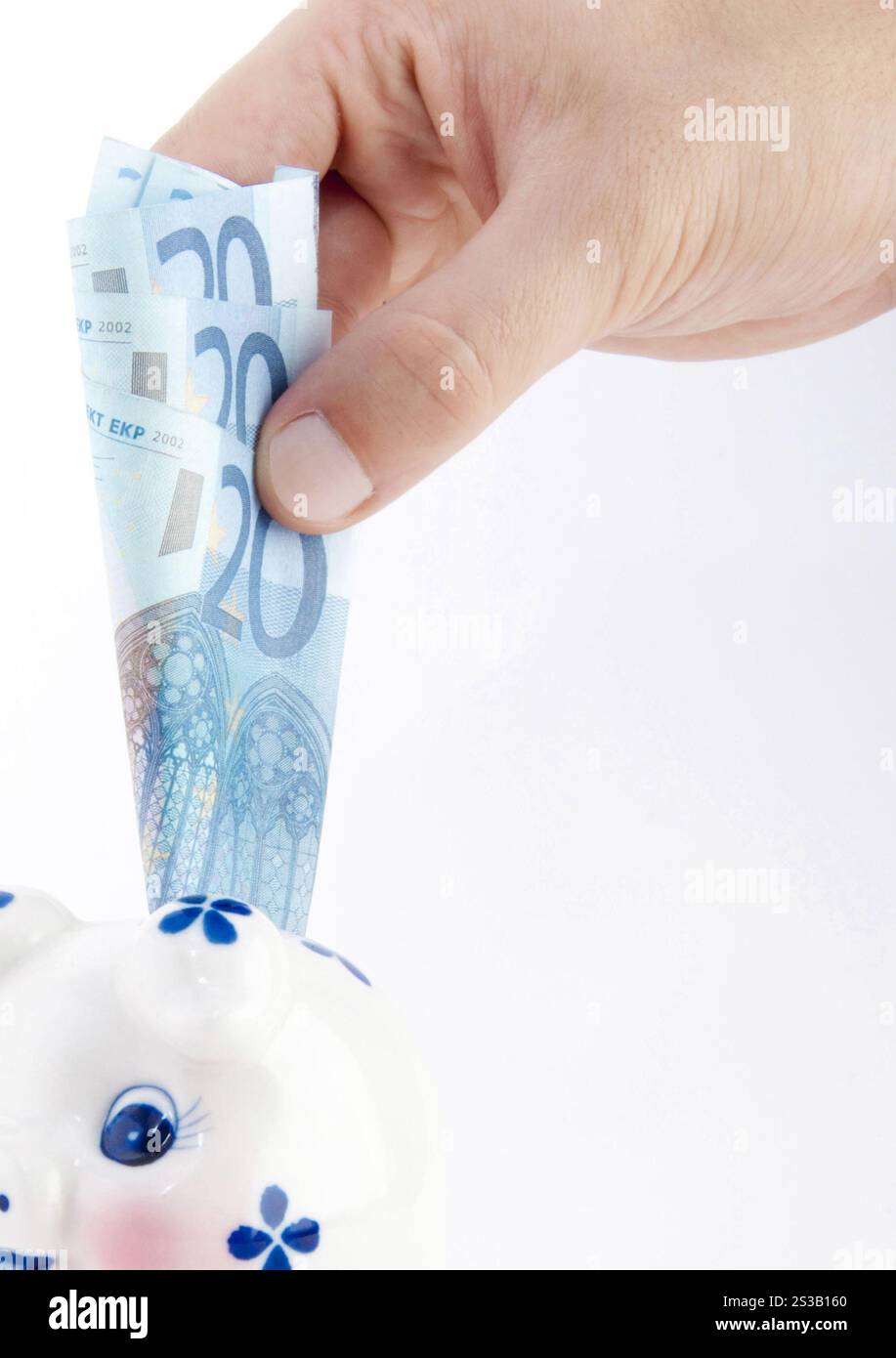 euro a mano con salvadanaio isolato su sfondo bianco. mano euro con salvadanaio Foto Stock