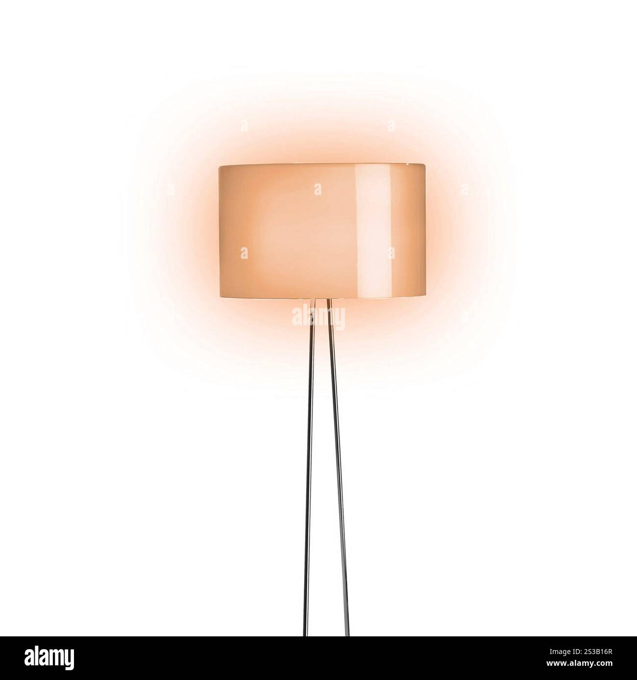 Lampada alta con paralume arancione isolata su sfondo bianco. Lampada alta con paralume arancione Foto Stock