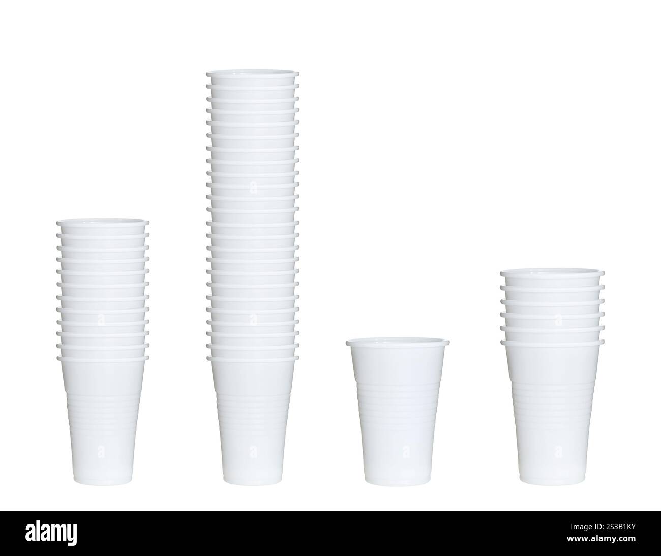 raccolta di bicchieri in plastica isolati su sfondo bianco. raccolta di bicchieri di plastica Foto Stock