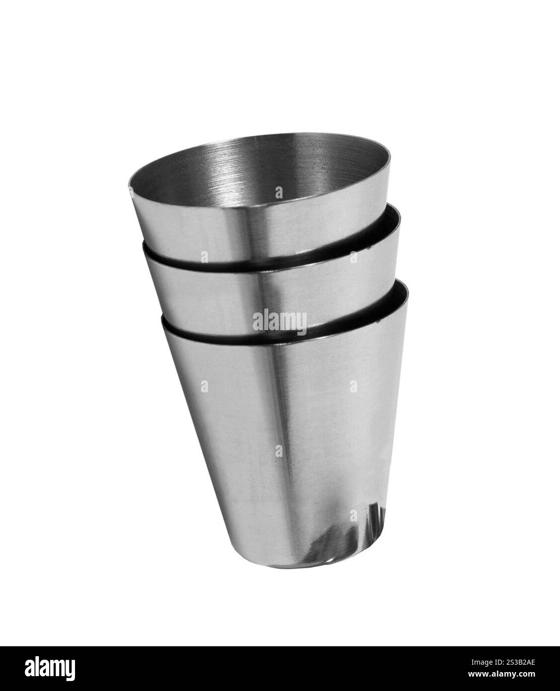 Tazza grande in acciaio con coperchio e manico isolati su bianco. Grande tazza in acciaio con coperchio e manico Foto Stock