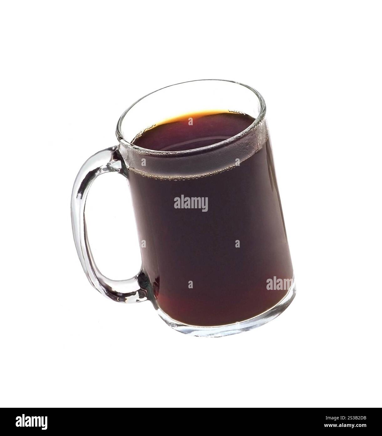 Tazza di tè nero isolata su sfondo bianco. Tazza di tè nero Foto Stock