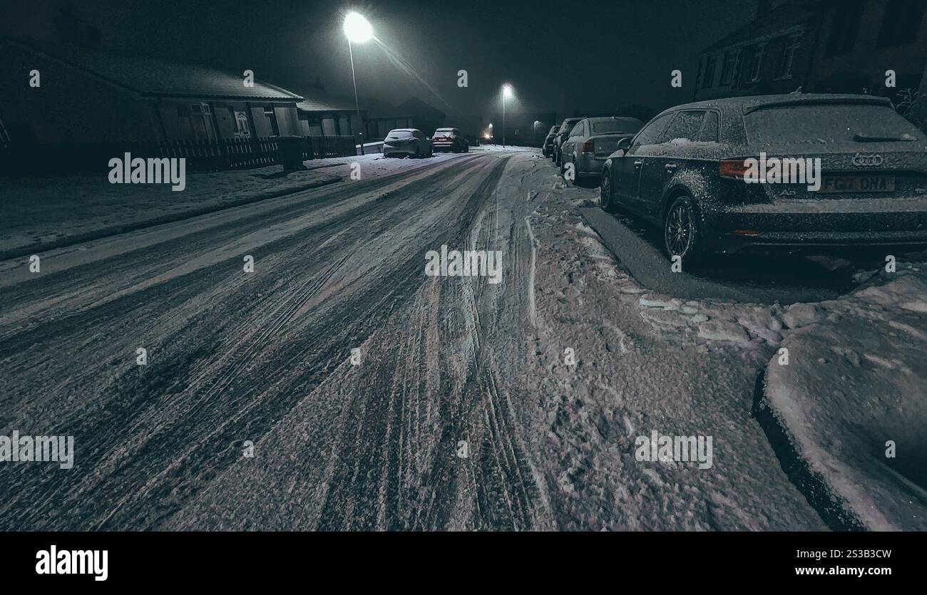 Foto scattata con il permesso dell'account X di Fiona Garrett @iamfifig scattata alle 06.37 a Claudy, Derry, nelle Sperrins. Fiona Garrett, una consulente di comunicazione freelance di 45 anni con sede a Claudy, ha detto all'agenzia di stampa della Pennsylvania: "Volevo catturare la quiete fredda prima che il quartiere si svegliasse, mi ha fatto davvero apprezzare la resilienza della natura mentre sentivo gli uccelli graffiare nella neve dura e nel ghiaccio nel mio giardino; stavo per mettere fuori altro cibo". Data foto: Giovedì 9 gennaio 2025. Foto Stock