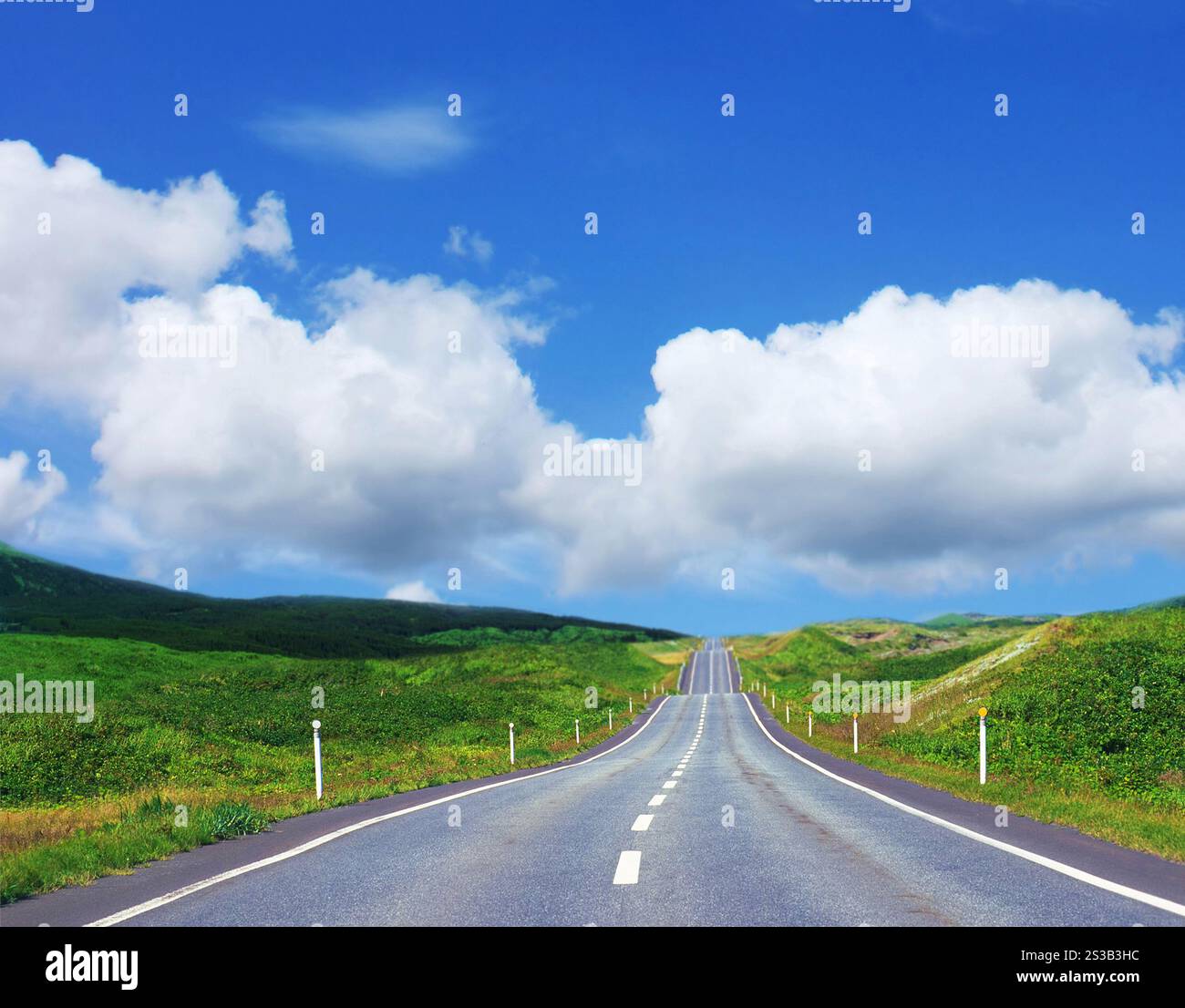 strada libera sul cielo blu. via libera Foto Stock