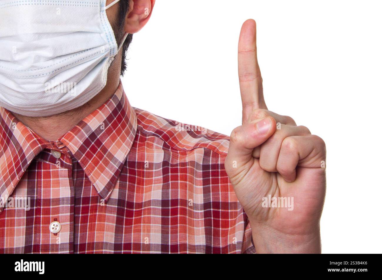 uomo con maschera sul viso isolata su sfondo bianco. uomo con maschera sul viso Foto Stock