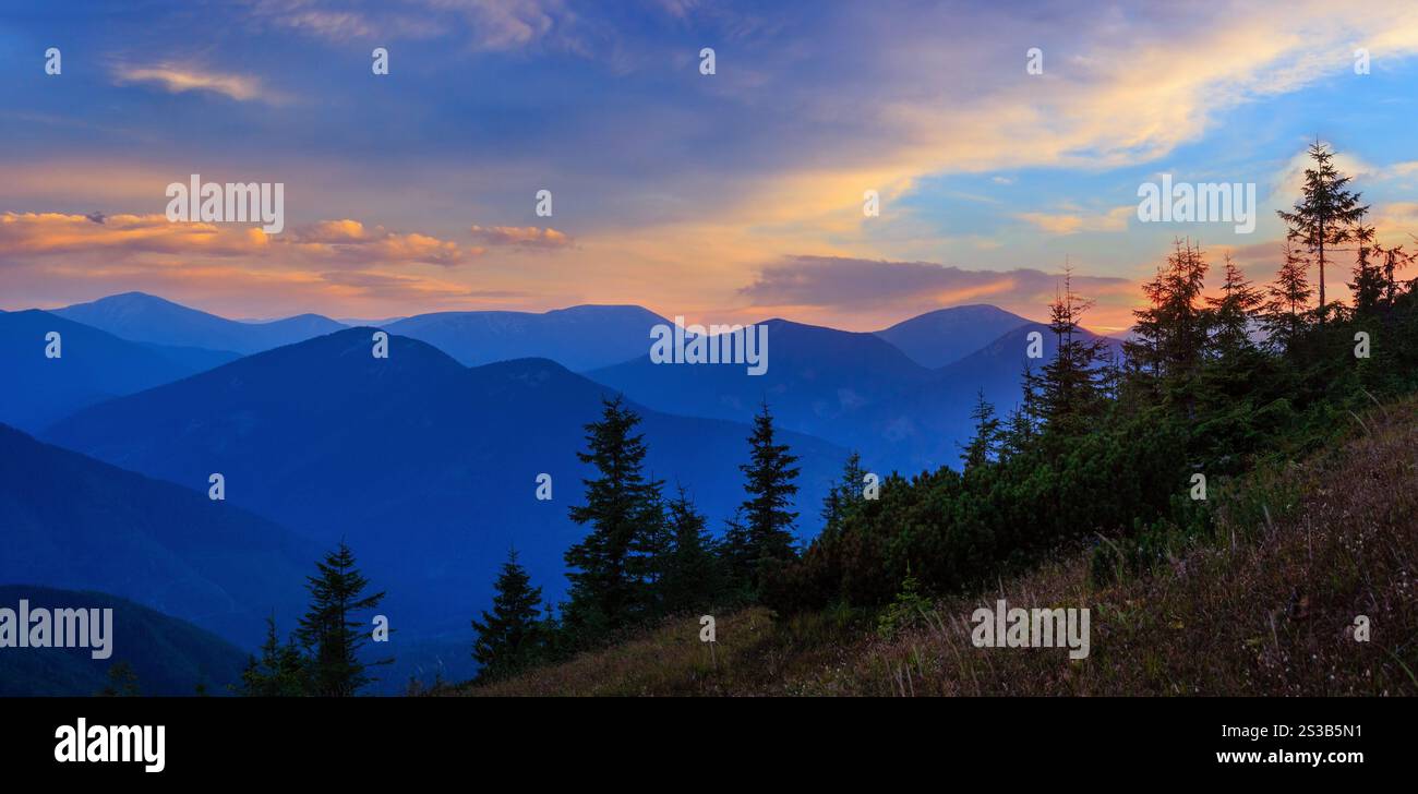 Profilo di montagna sul cielo della sera (con le nuvole) sfondo. Estate tramonto crepuscolo fine (Carpazi, Ucraina). Foto Stock