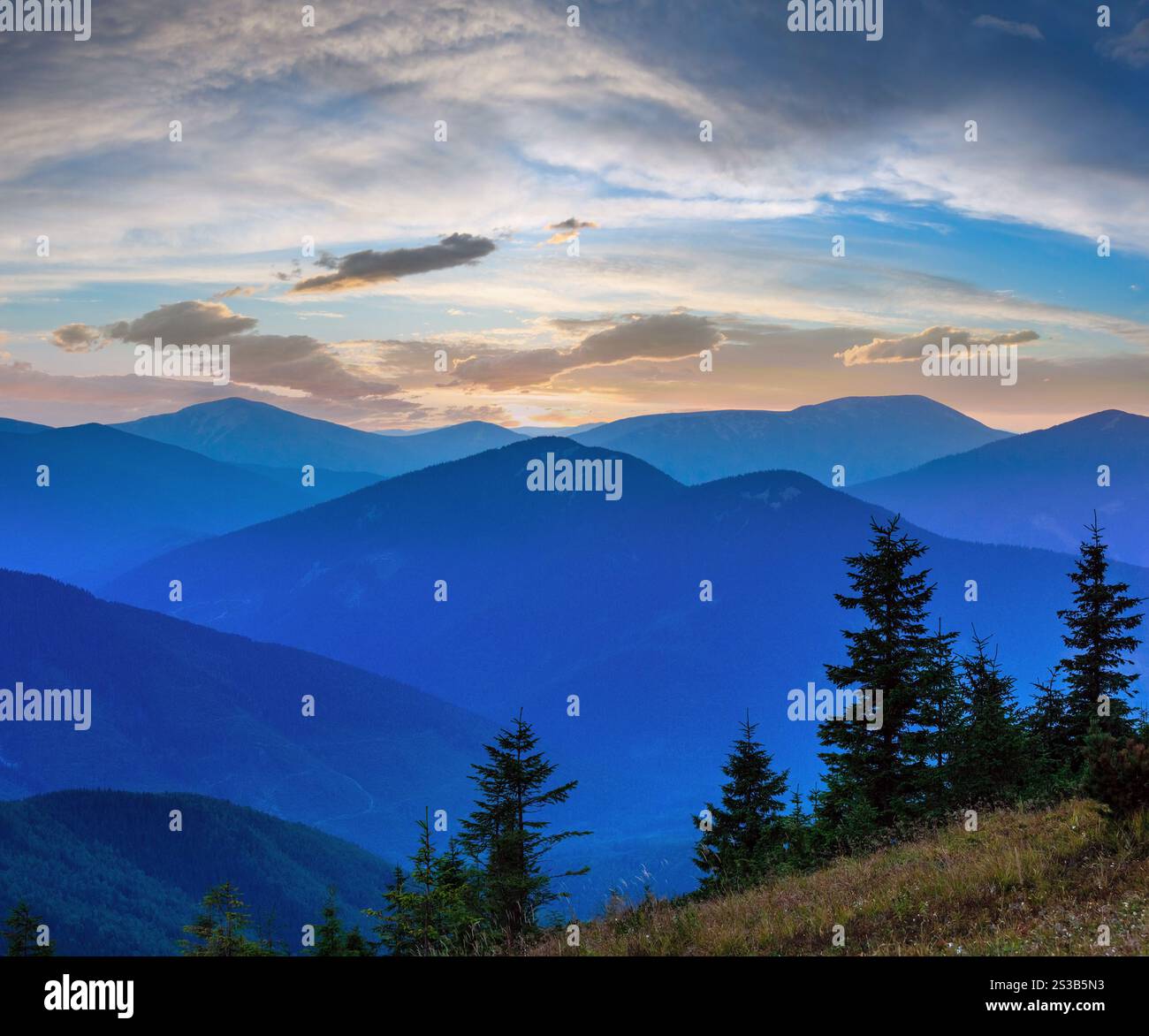 Profilo di montagna sul cielo della sera (con le nuvole) sfondo. Estate tramonto crepuscolo fine (Carpazi, Ucraina). Foto Stock