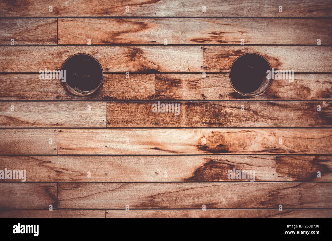 Struttura in legno marrone con oblò. Sfondo rustico vintage. Struttura in legno marrone con oblò Foto Stock