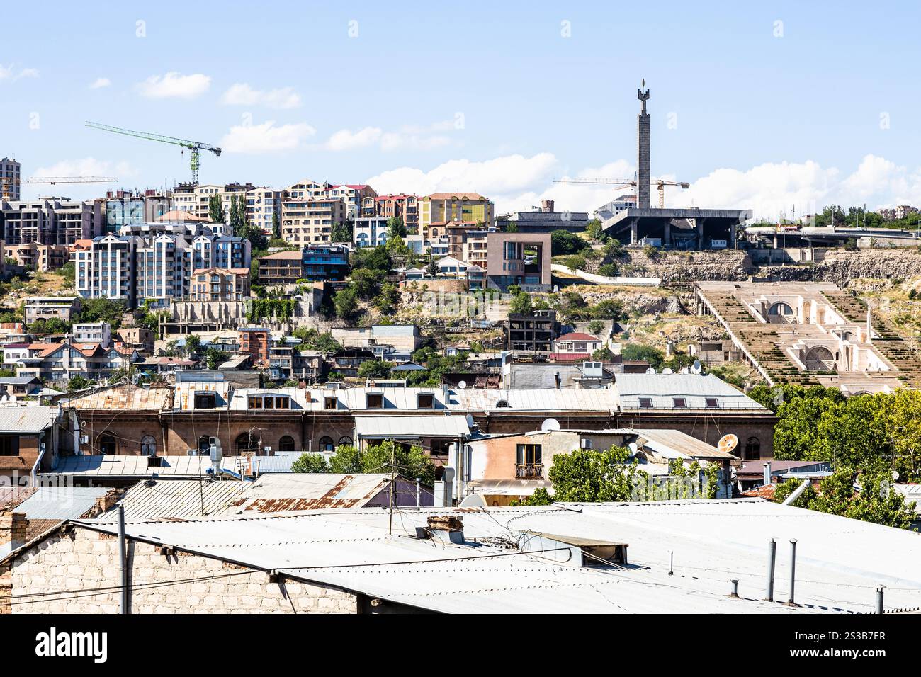 Vista del monumento alle Cascate dall'area residenziale nel centro della città di Erevan nella soleggiata giornata estiva in Armenia Foto Stock