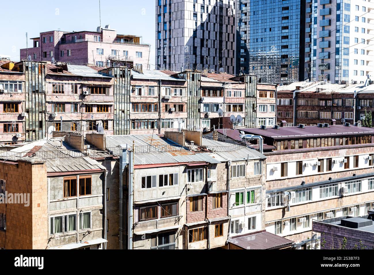 Vecchia zona residenziale nel centro della città di Erevan in una soleggiata giornata estiva, Armenia Foto Stock