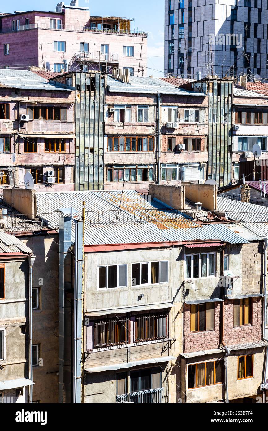 Vecchie case residenziali a più piani nel centro della città di Erevan in un giorno d'estate soleggiato, in Armenia Foto Stock