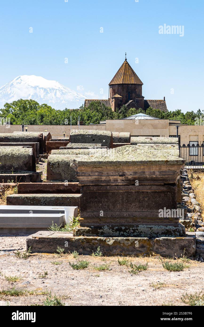 Vecchio cimitero, chiesa di San Gayane e monte Ararat sullo sfondo di Etchmiadzin, Armenia, nelle soleggiate giornate estive Foto Stock