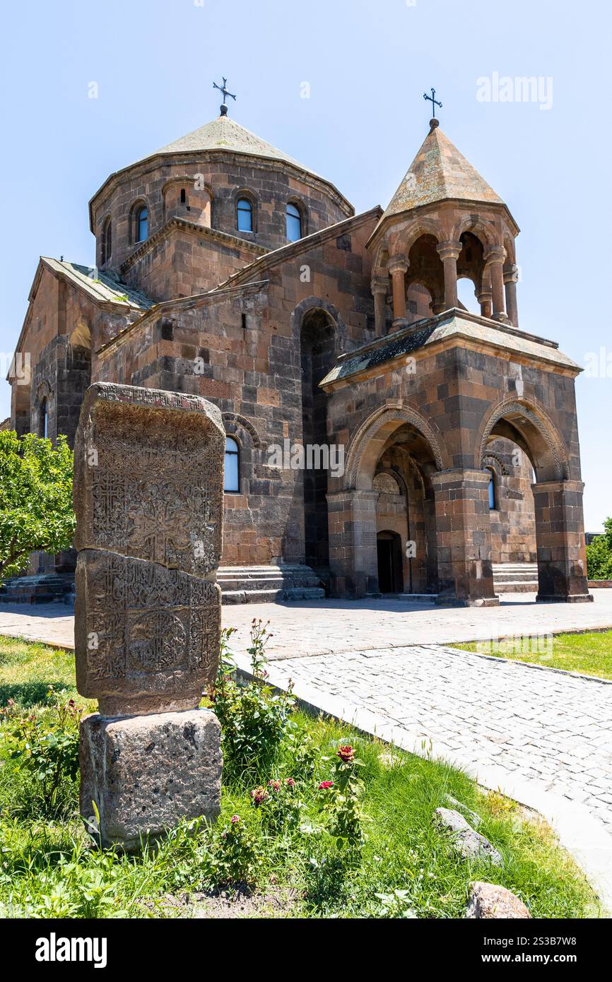 Vista dell'antica pietra a croce di khachkar e della chiesa di Sant'Hripsime a Etchmiadzin, Armenia, durante il sole del giorno estivo? La chiesa di St Hripsime è stata inserita nell'elenco dell'UNESCO Foto Stock