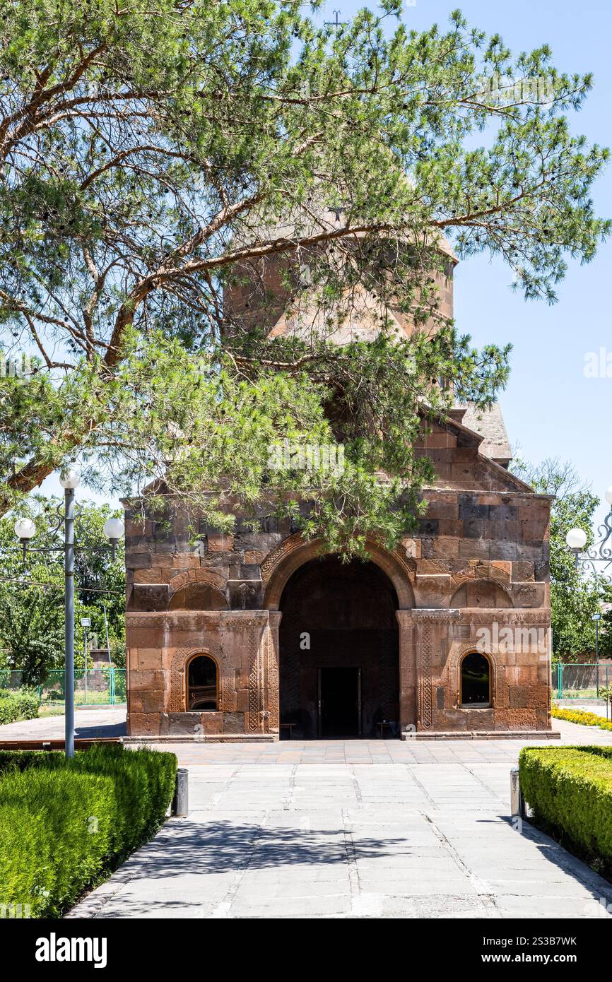 Albero verde e Chiesa di Shoghakat nella città di Etchmiadzin, Armenia, nella soleggiata giornata estiva Foto Stock