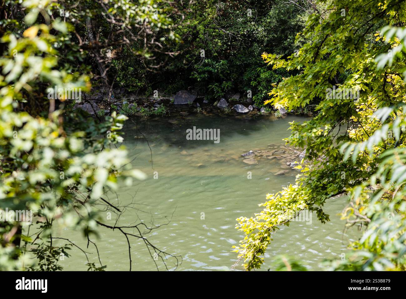 L'acqua scorre nella gola di Hrazdan nella città di Erevan in un giorno d'estate soleggiato, in Armenia Foto Stock
