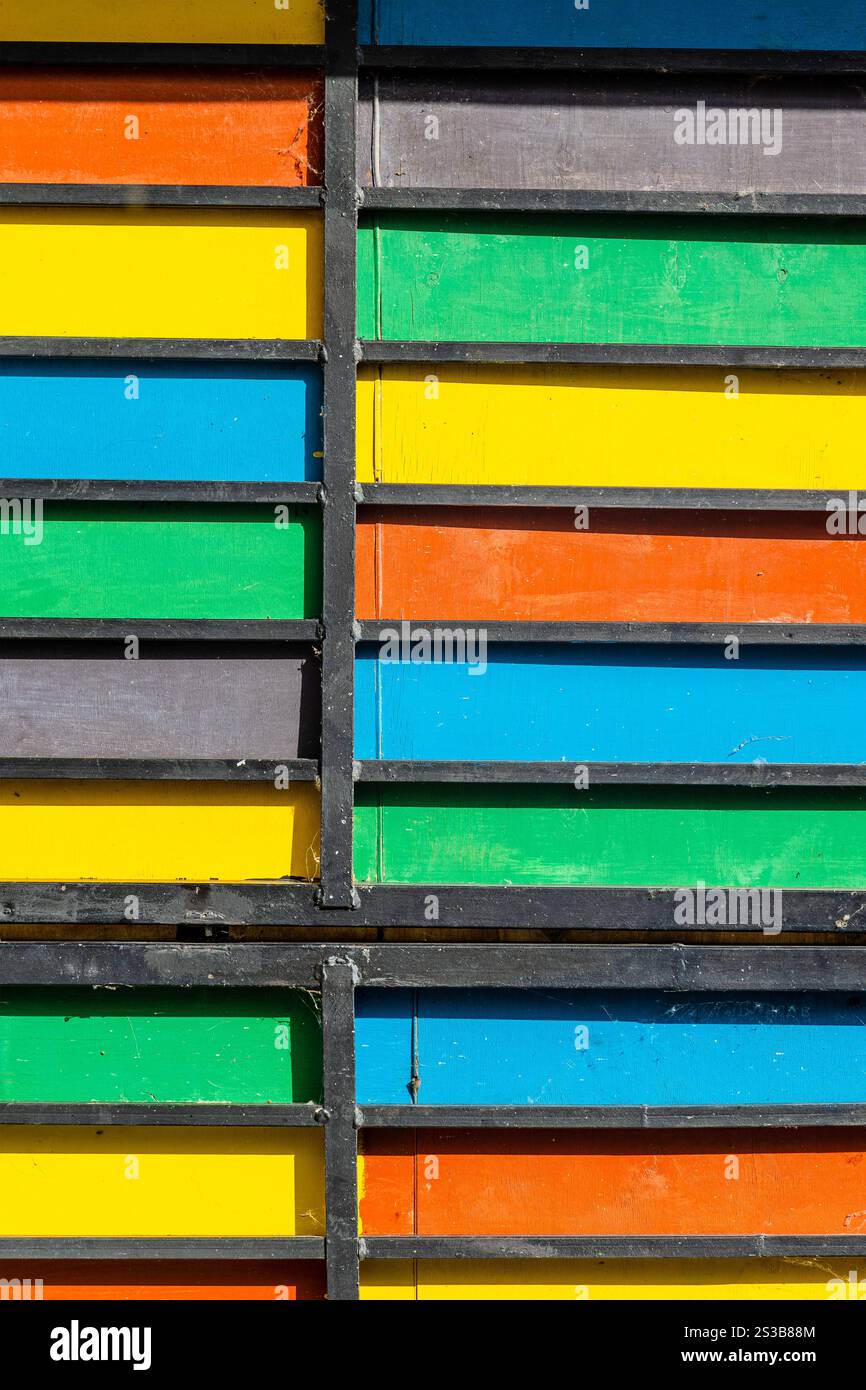 Tavole di legno colorate sulla parete della casa nella città di Dilijan, Armenia, nelle soleggiate giornate estive Foto Stock