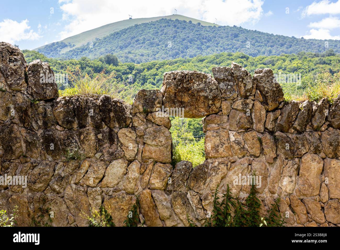 Antico muro di pietra del monastero di Goshavank, in Armenia, nelle soleggiate giornate estive Foto Stock