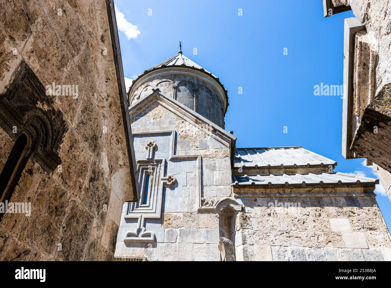 Muro della Chiesa di Sant'Astvatsatsin nel monastero di Haghartsin vicino alla città di Dilijan nella provincia di Tavush in Armenia durante il sole del giorno estivo Foto Stock