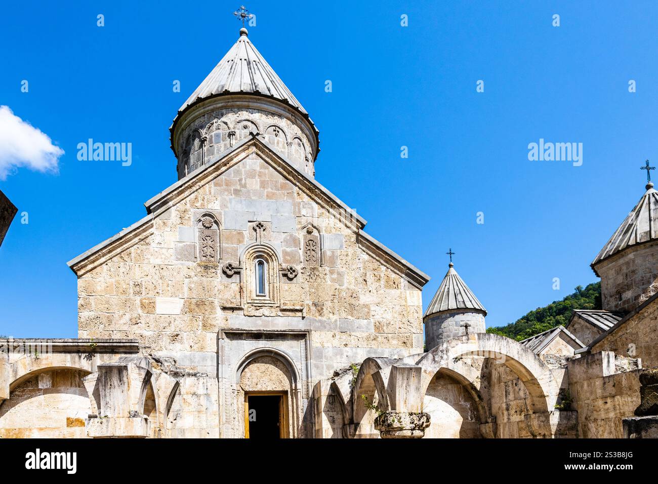 Facciata della chiesa di S. Astvatsatsin nel monastero di Haghartsin vicino alla città di Dilijan nella provincia di Tavush in Armenia, nelle soleggiate giornate estive Foto Stock