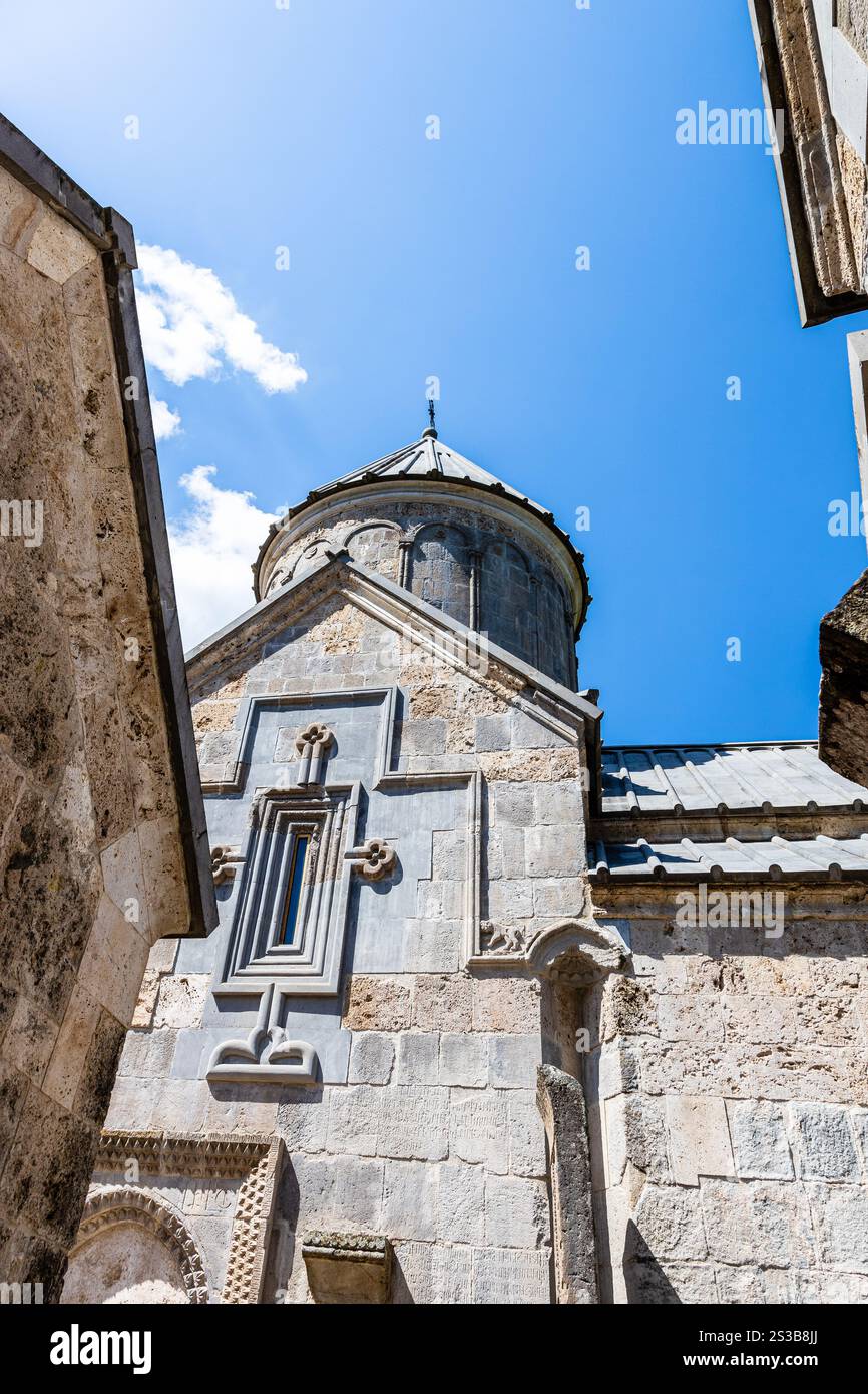 Vista dal basso della chiesa di Sant'Astvatsatsin nel monastero di Haghartsin vicino alla città di Dilijan nella provincia di Tavush in Armenia durante il sole del giorno estivo Foto Stock