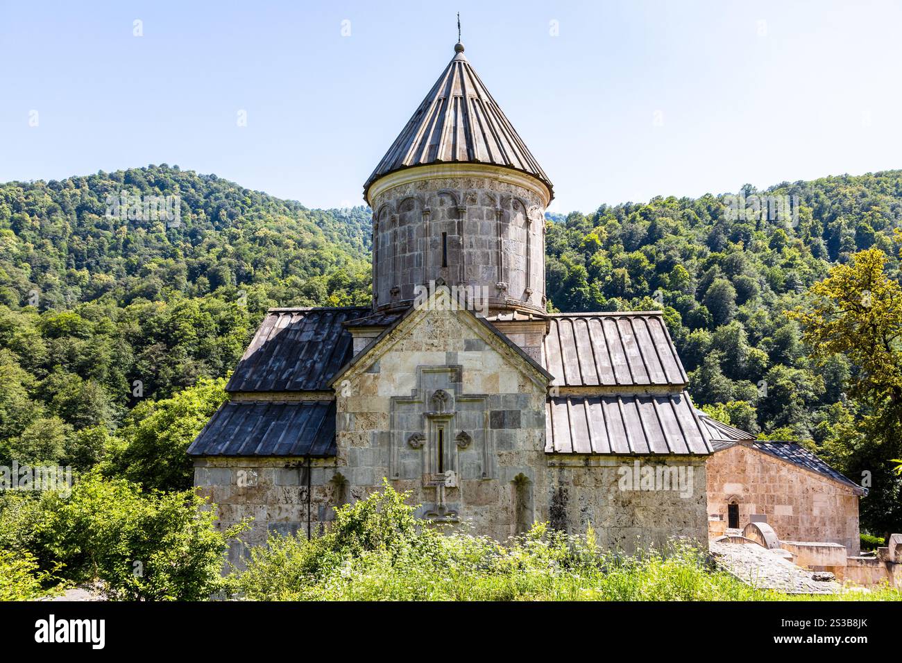 Edificio della Chiesa di S. Astvatsatsin nel Monastero di Haghartsin vicino alla città di Dilijan nella provincia di Tavush in Armenia, nelle soleggiate giornate estive Foto Stock