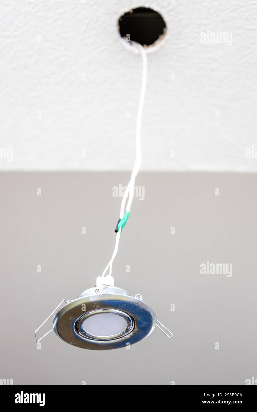 riparazione della plafoniera nell'appartamento Foto Stock
