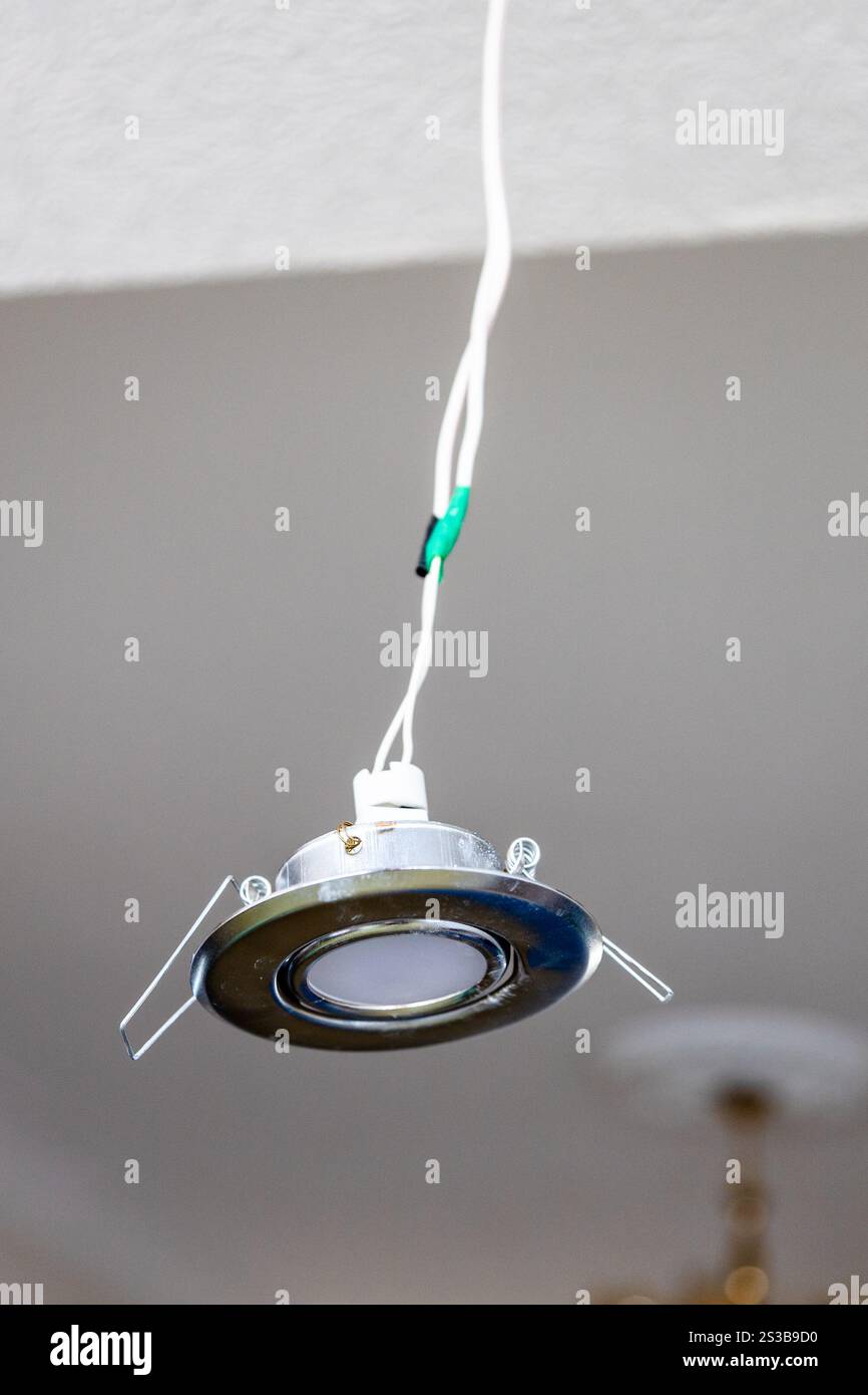riparazione della plafoniera integrata a casa Foto Stock