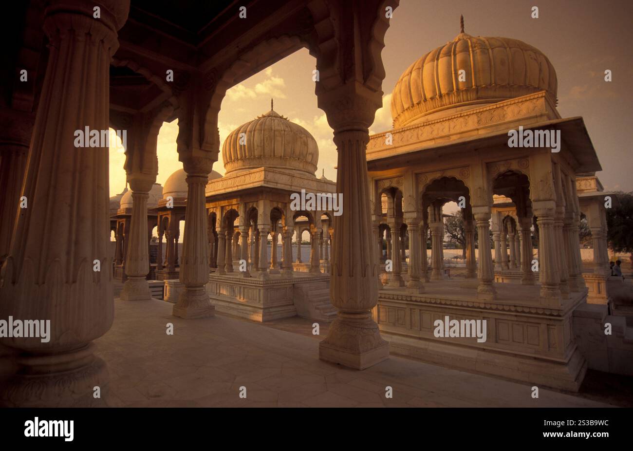 Le rovine del Royal Crematorium devi Kund Sagar vicino a Bikaner nel deserto del Tar nella provincia del Rajasthan in India. India, Jaisalmer, gennaio 1998. Foto Stock