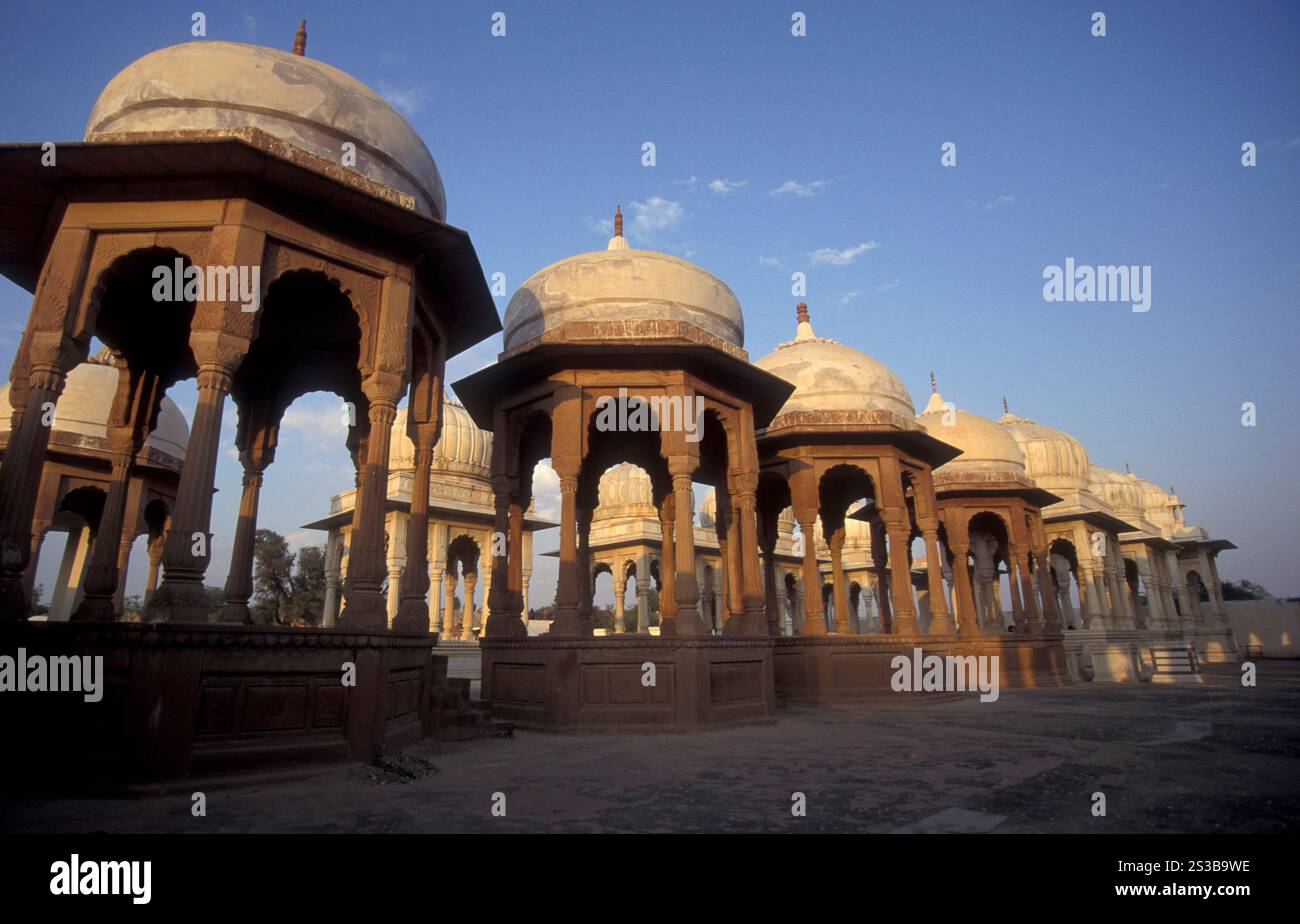 Le rovine del Royal Crematorium devi Kund Sagar vicino a Bikaner nel deserto del Tar nella provincia del Rajasthan in India. India, Jaisalmer, gennaio 1998. Foto Stock