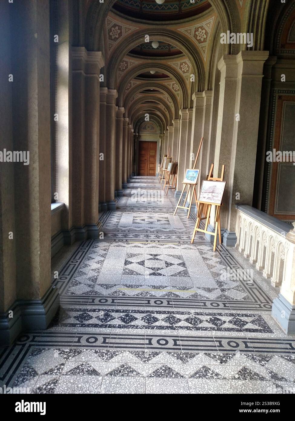 Corridoio del castello con cavalletti lungo la vista interna verticale Foto Stock