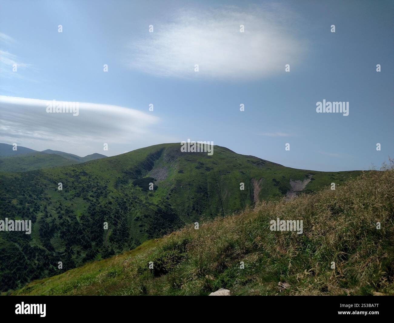Immagine fotografica orizzontale a colori del paesaggio montano e della foresta Foto Stock