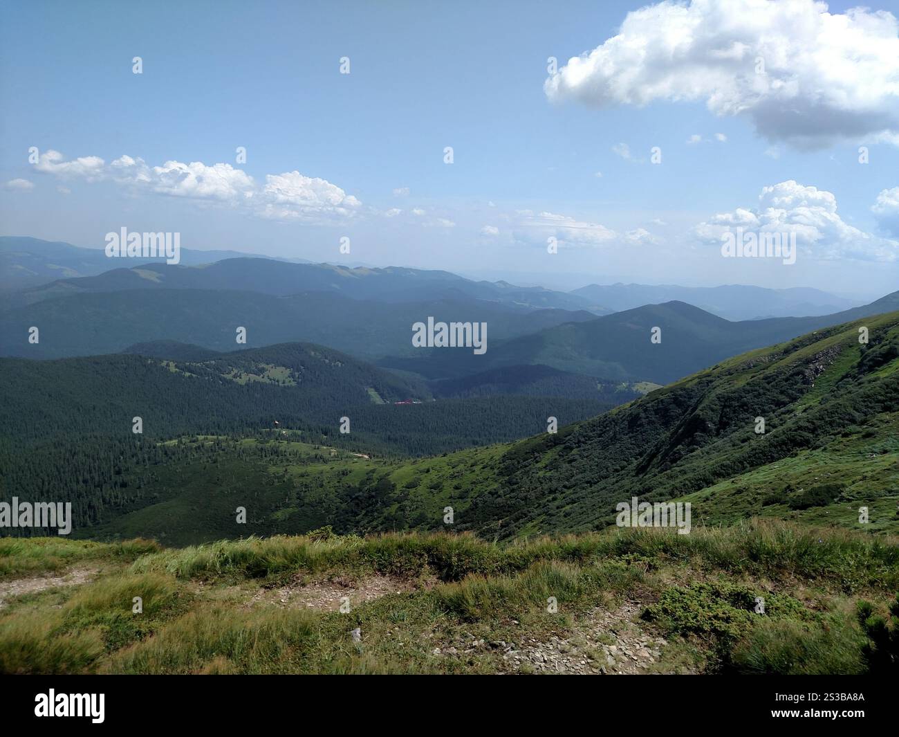 Immagine fotografica orizzontale a colori della cresta delle montagne Foto Stock