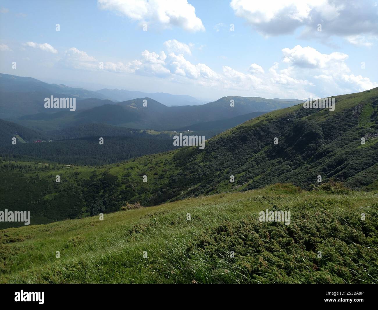 Immagine fotografica orizzontale a colori della cresta delle montagne Foto Stock